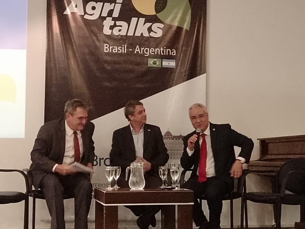 Marcos Jank, del Centro Brasileño de Relaciones Internacionales (CEBRI); Ariel Martínez; Subsecretario de Coordinación Política de la Secretaría de Agricultura de Argentina; y Fernando Camargo; Representante del IICA en la Argentina, durante el encuentro que formó parte de los Agritalks.